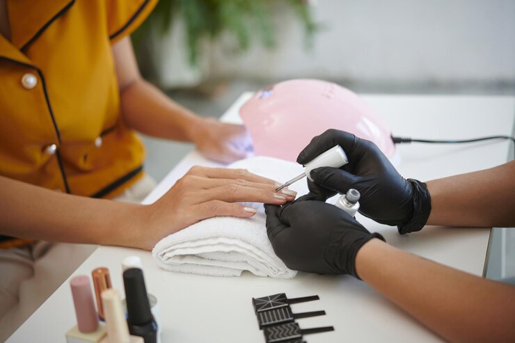 Grundlagen der Maniküre: Was ein angehender Nagelstylist wissen sollte