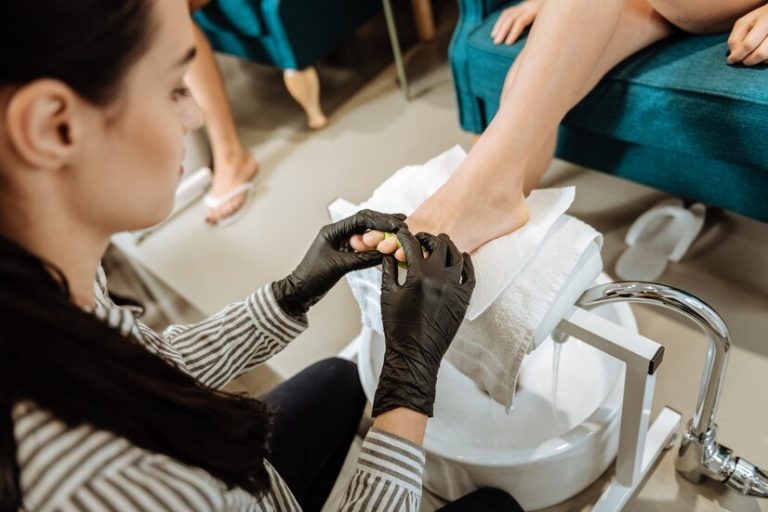 Wie man die Haut richtig auf eine Pediküre vorbereitet