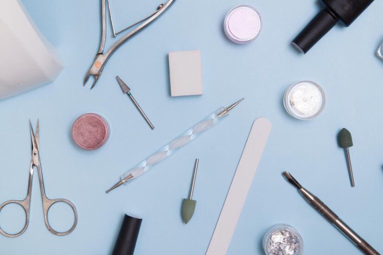 Maniküre-Werkzeuge: Was gehört in das Arsenal eines Nagelstylisten