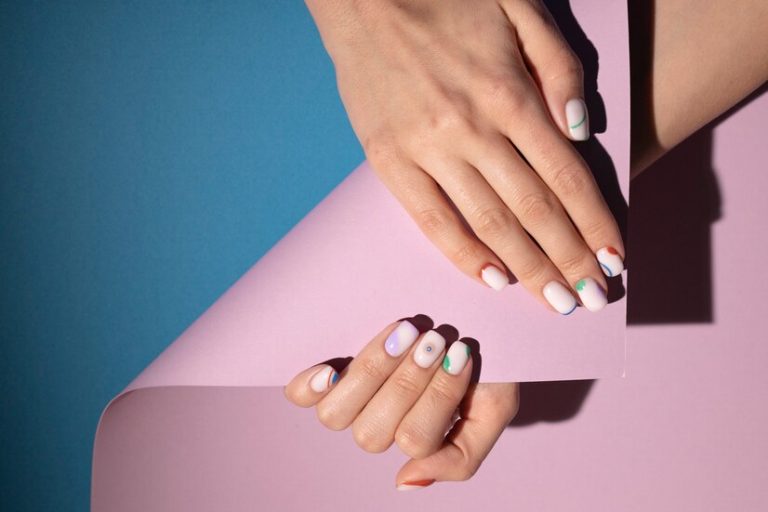 Abstrakte Nagelkunst: Wie man Kunst auf den Nägeln verwirklicht