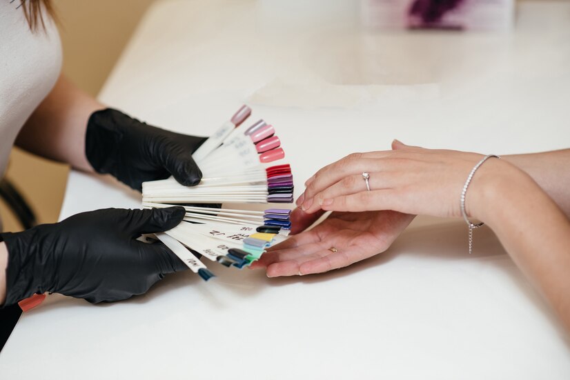 Wie wählt man die richtige Farbpalette für den Maniküre aus