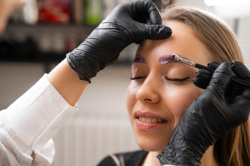 Augenbrauenlaminierung: Was ist das und lohnt es sich