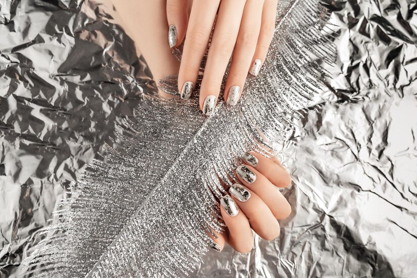 Metallic-Farbtöne in der Maniküre: Trends und Anwendungsmethoden