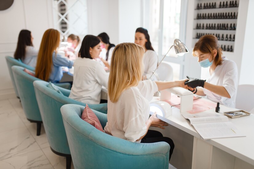 Wie wählt man die richtigen Weiterbildungskurse für Nail-Designer aus