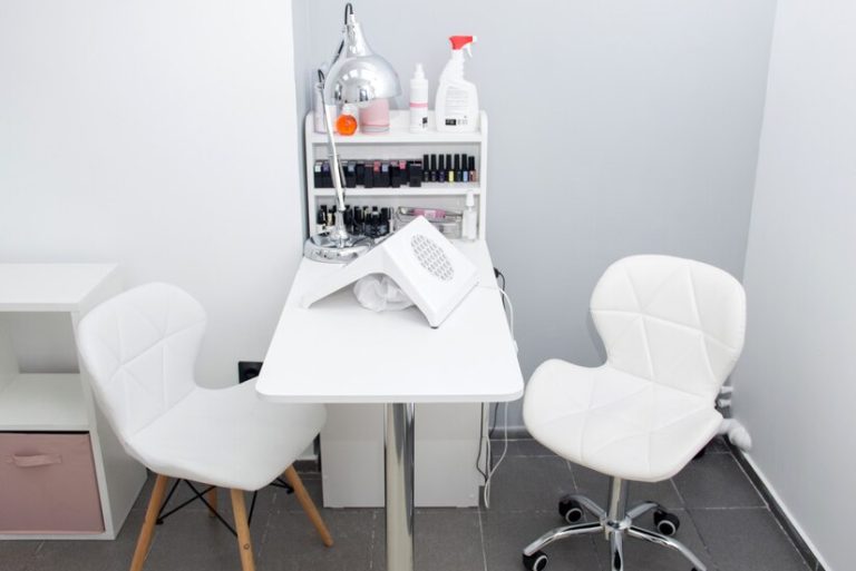 Wie organisiert man den Arbeitsplatz eines Maniküremeisters richtig