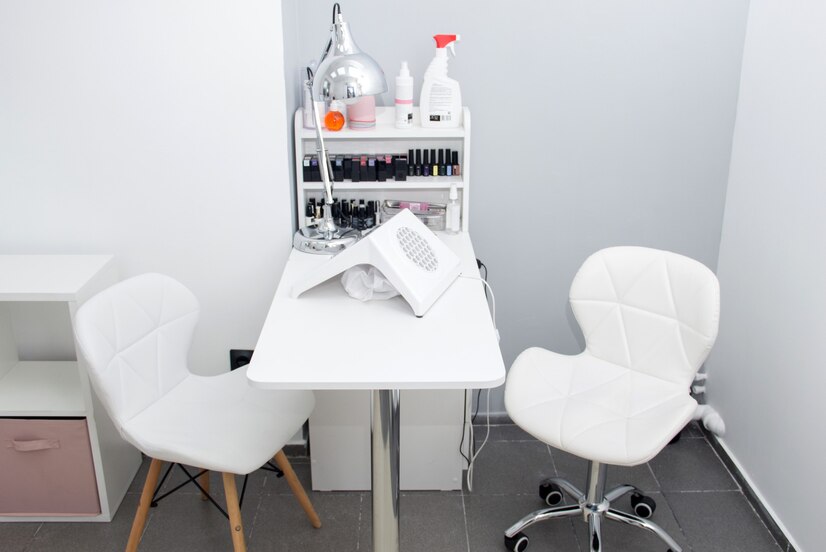 Wie organisiert man den Arbeitsplatz eines Maniküremeisters richtig