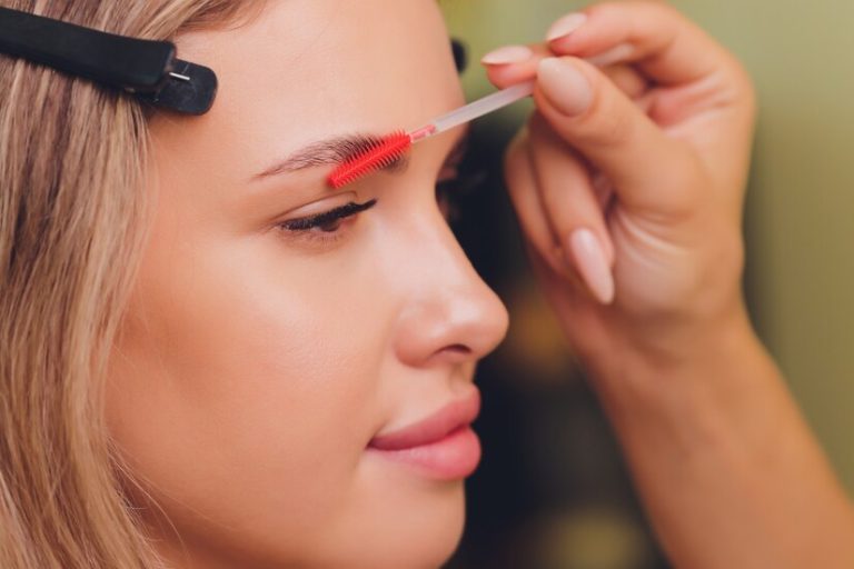 Wie man Laminierungsprodukte richtig von den Augenbrauen entfernt