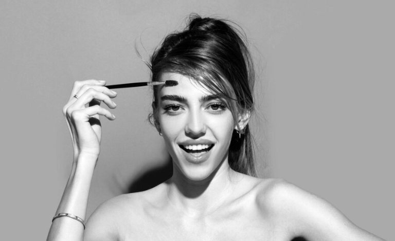 Augenbrauentrends 2024: Die neuesten Techniken und Farben im Fokus