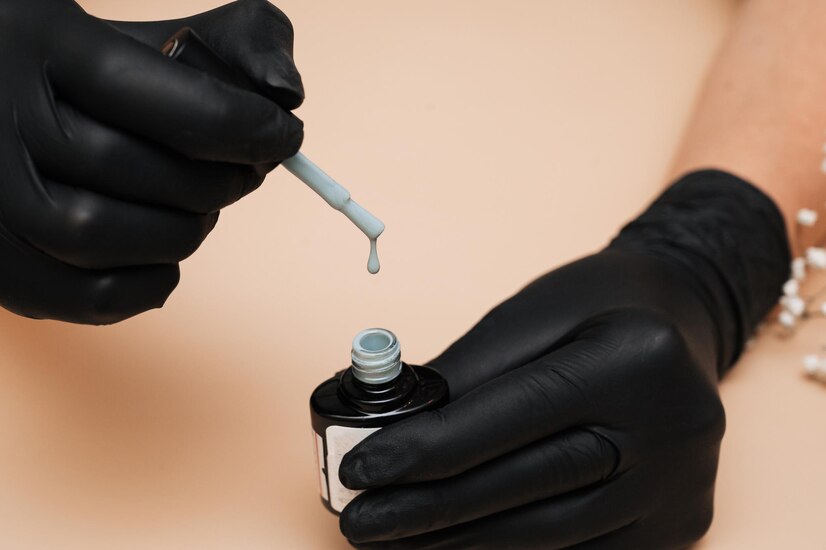 Gel-Lack unter die Nagelhaut auftragen: Schritt-für-Schritt-Anleitung