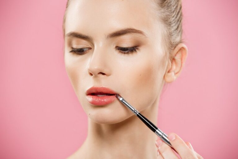 Wie man mit Make-up voluminöse und gepflegte Lippen kreiert