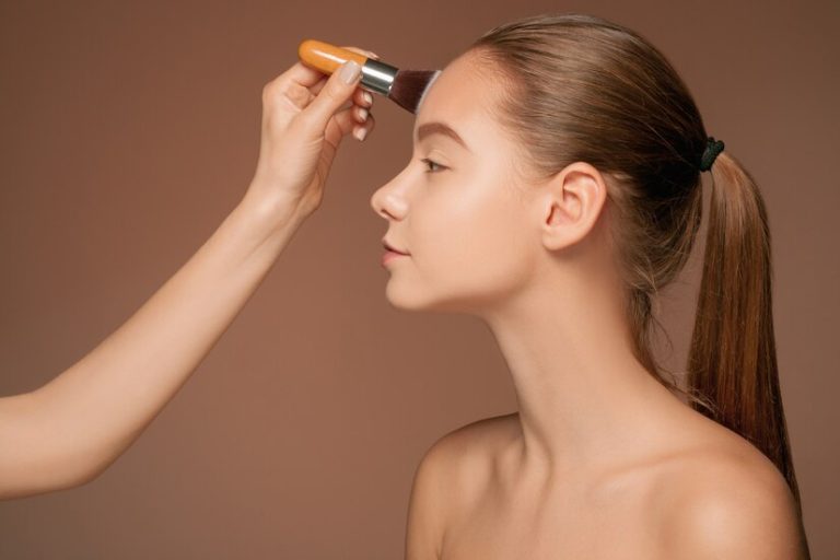 Wie Sie Hautunreinheiten mit Concealer und Korrektor perfekt kaschieren