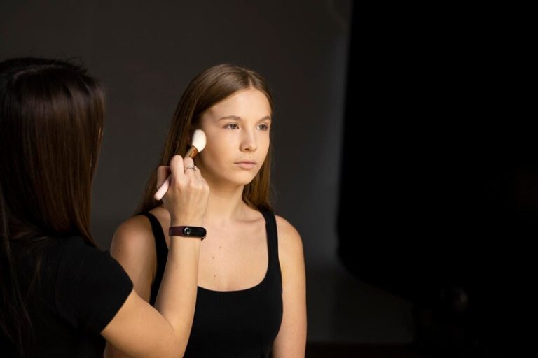 Geheimnisse für einen perfekten Teint: Von Puder bis Highlighter