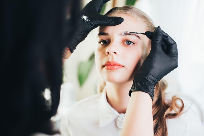 Wie bereitet man den Kunden richtig auf das Augenbrauen-Laminieren vor?