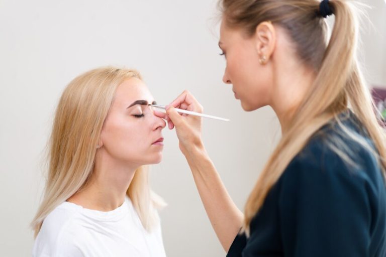 Erstes Augenbrauenfärben: So arbeiten Sie mit Neukunden