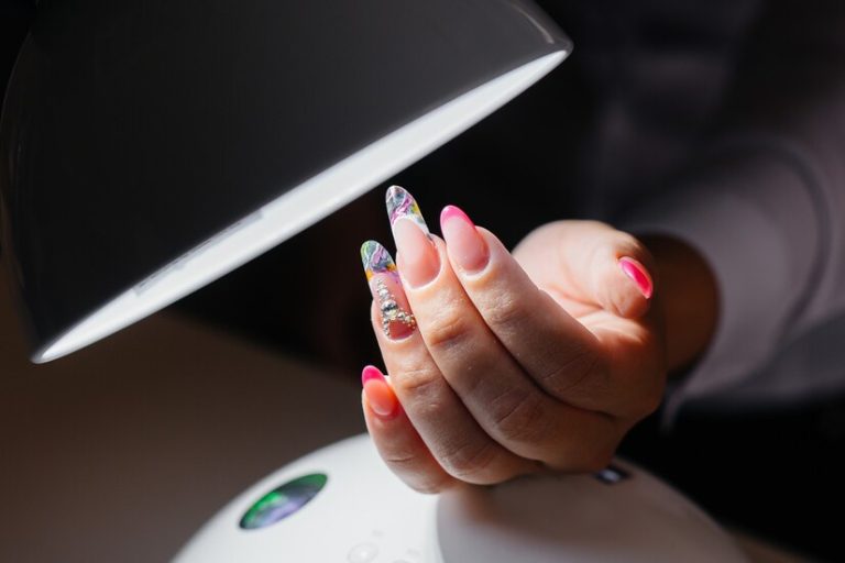 Ablösungen und Absplitterungen bei Nagelverlängerungen vermeiden