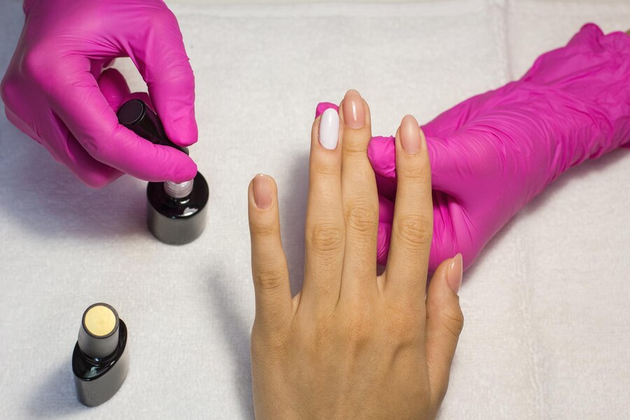 Gellack-Auftragstechniken: Die beste Methode für Ihre Kundinnen wählen