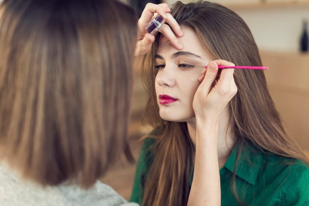 Wie wählt man die richtige Eyeliner-Farbe? Tipps für den perfekten Look