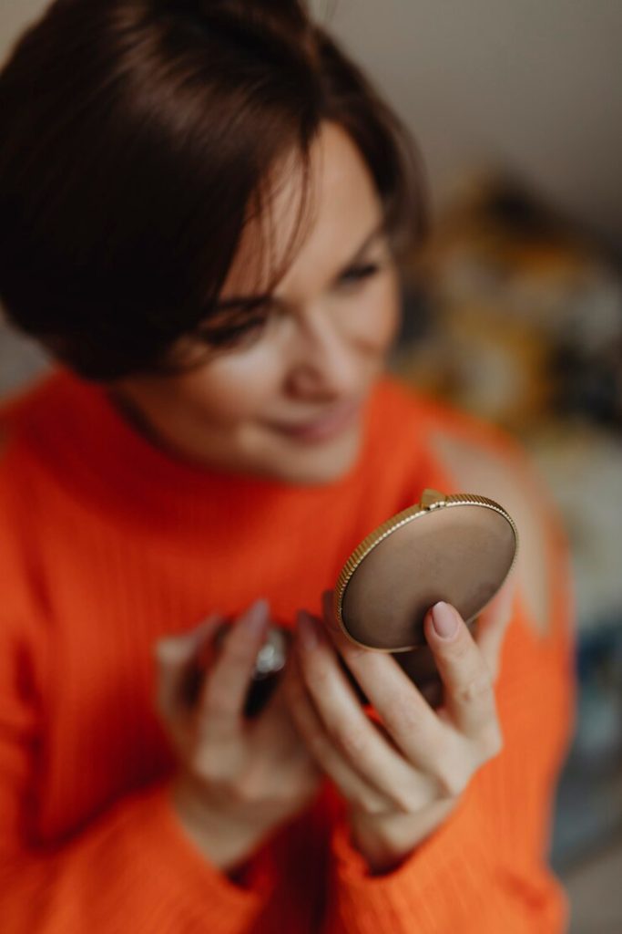 Wie vermeidet man das Verlaufen von Make-up im Laufe des Tages?