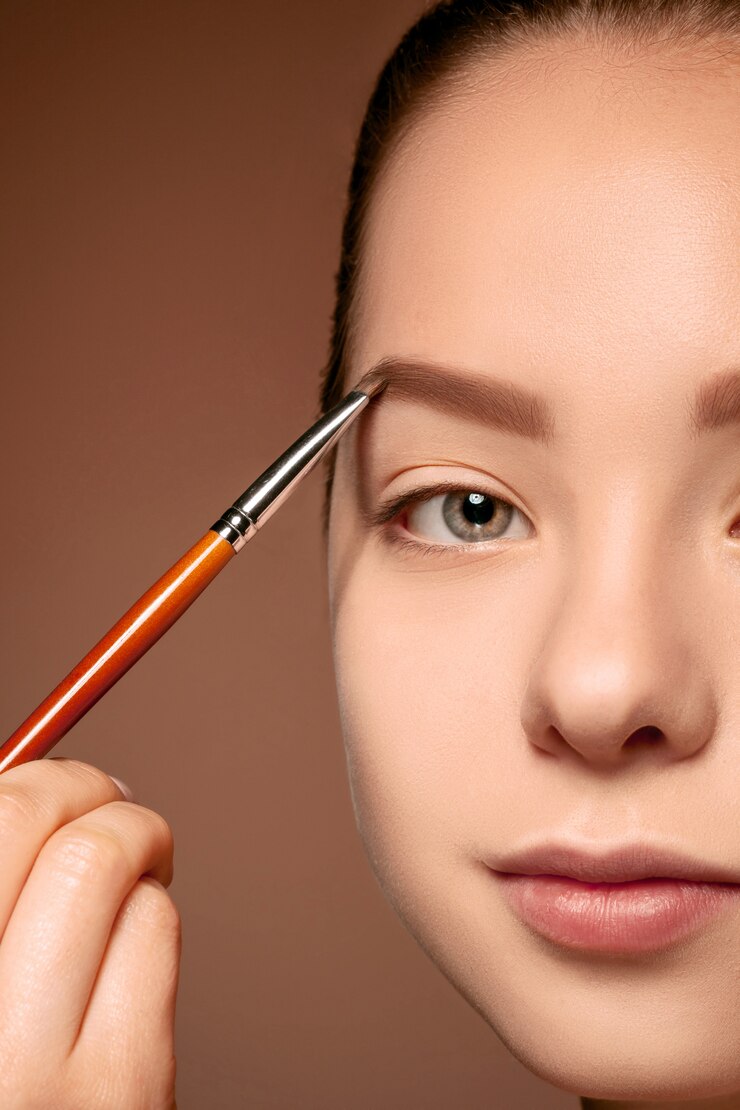 Augenbrauen richtig ausfüllen: Perfekter Look mit Puder, Stift & Gel