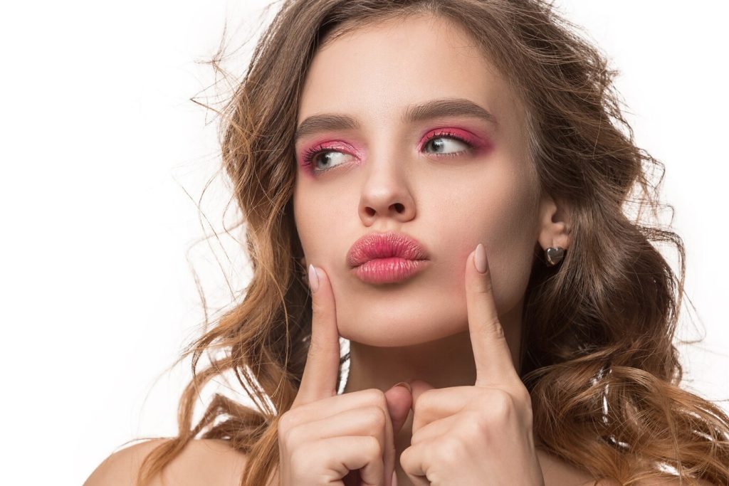 Make-up für verschiedene Lippenformen: So korrigieren Sie sie optisch