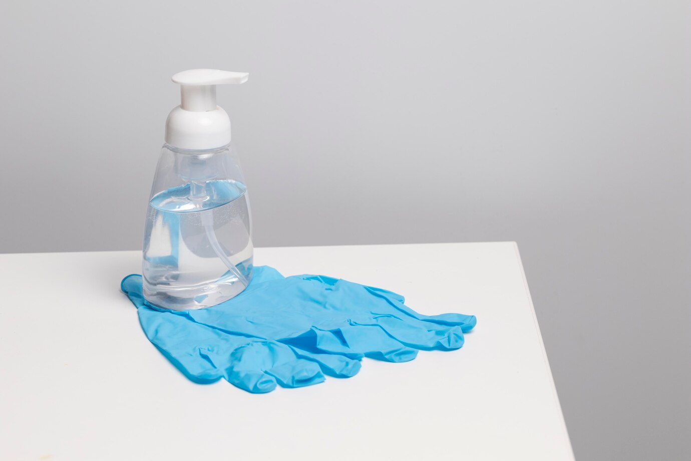 Wie desinfiziert man die Arbeitsfläche richtig? Tipps von MONLIS Schule