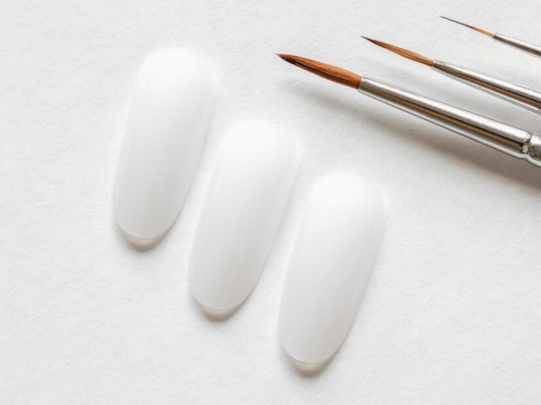 Gel-Lack unter der Nagelhaut: Perfektion durch Übung auf Tippnägeln