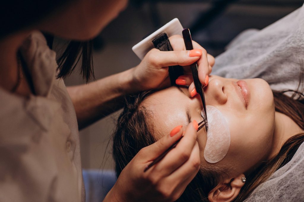 Klassische Wimpernverlängerung: Die Grundlage jeder Technik