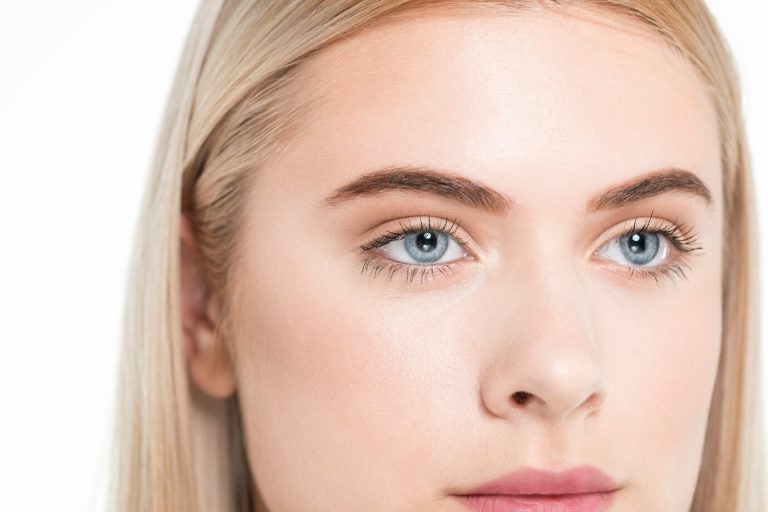 Was unterscheidet die Wimpern des oberen und unteren Lids?