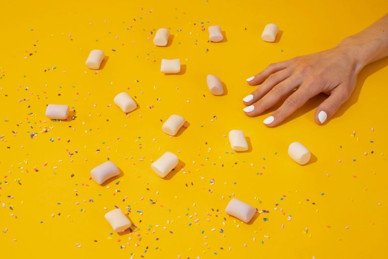 Lack & Gel: Wirkung auf Nägel – MONLIS Schule München