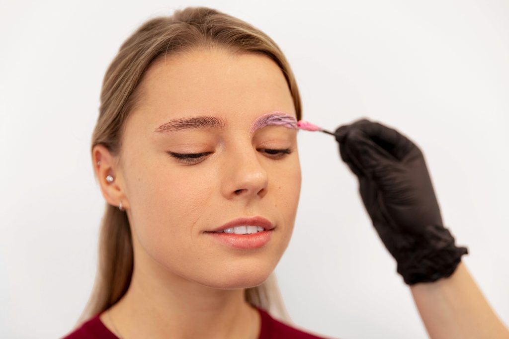 Chemie des Brow Lifts: Was passiert beim Laminieren der Augenbrauen?