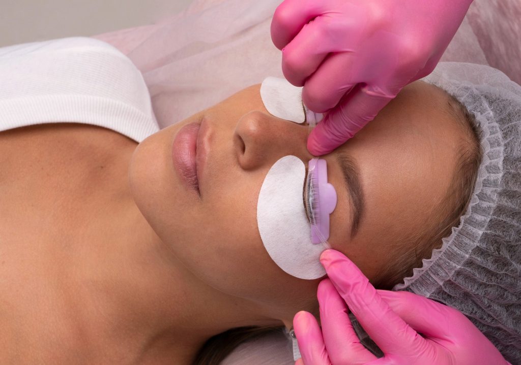 Richtige Verteilung der Wimpern auf dem Silikonpad beim Laminieren