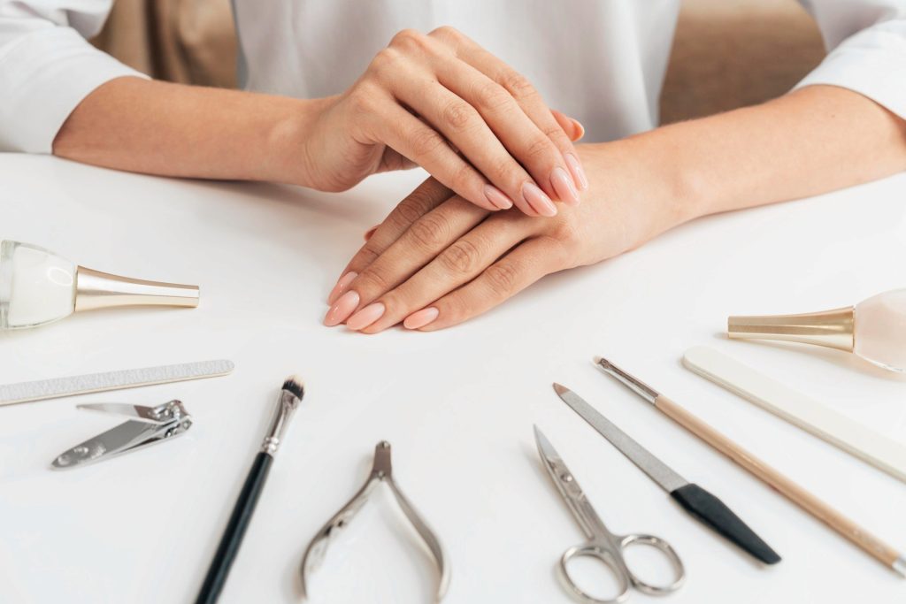 Gleichmäßige Nagelform: Profi-Tipps der MONLIS Schule München