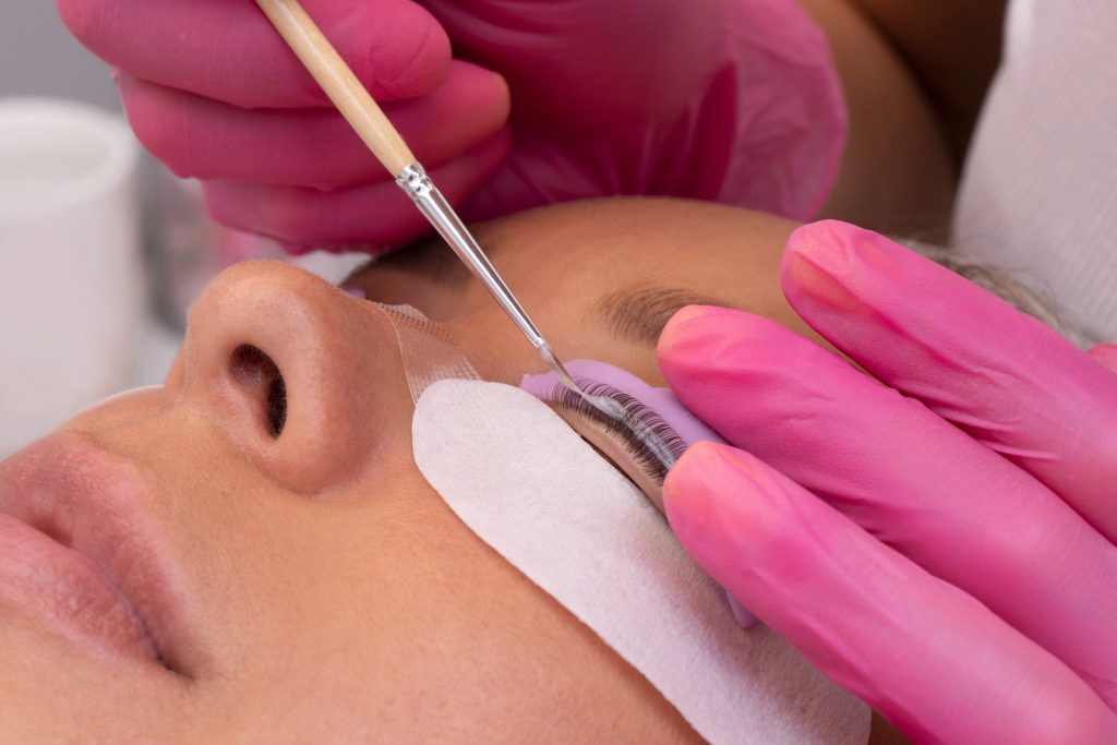 Wie oft Pinsel und Microbrushes beim Wimpernlifting wechseln?