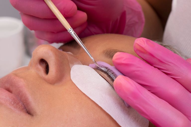 Wie oft Pinsel und Microbrushes beim Wimpernlifting wechseln?