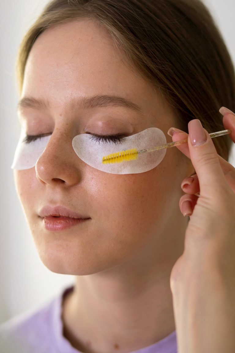 Fixierung von feinen und festen Wimpern – Tipps von der MONLIS Schule