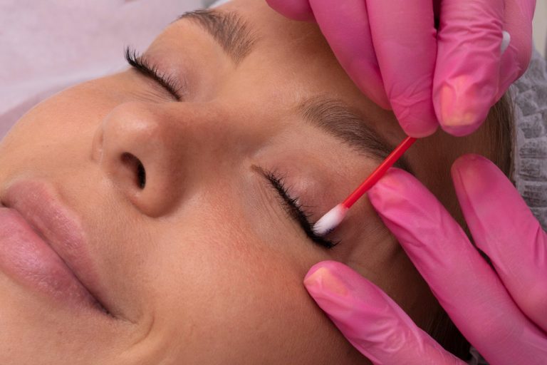 Lash-Lifting-Produkte im Fokus: Lift, Fixierung, Pflege