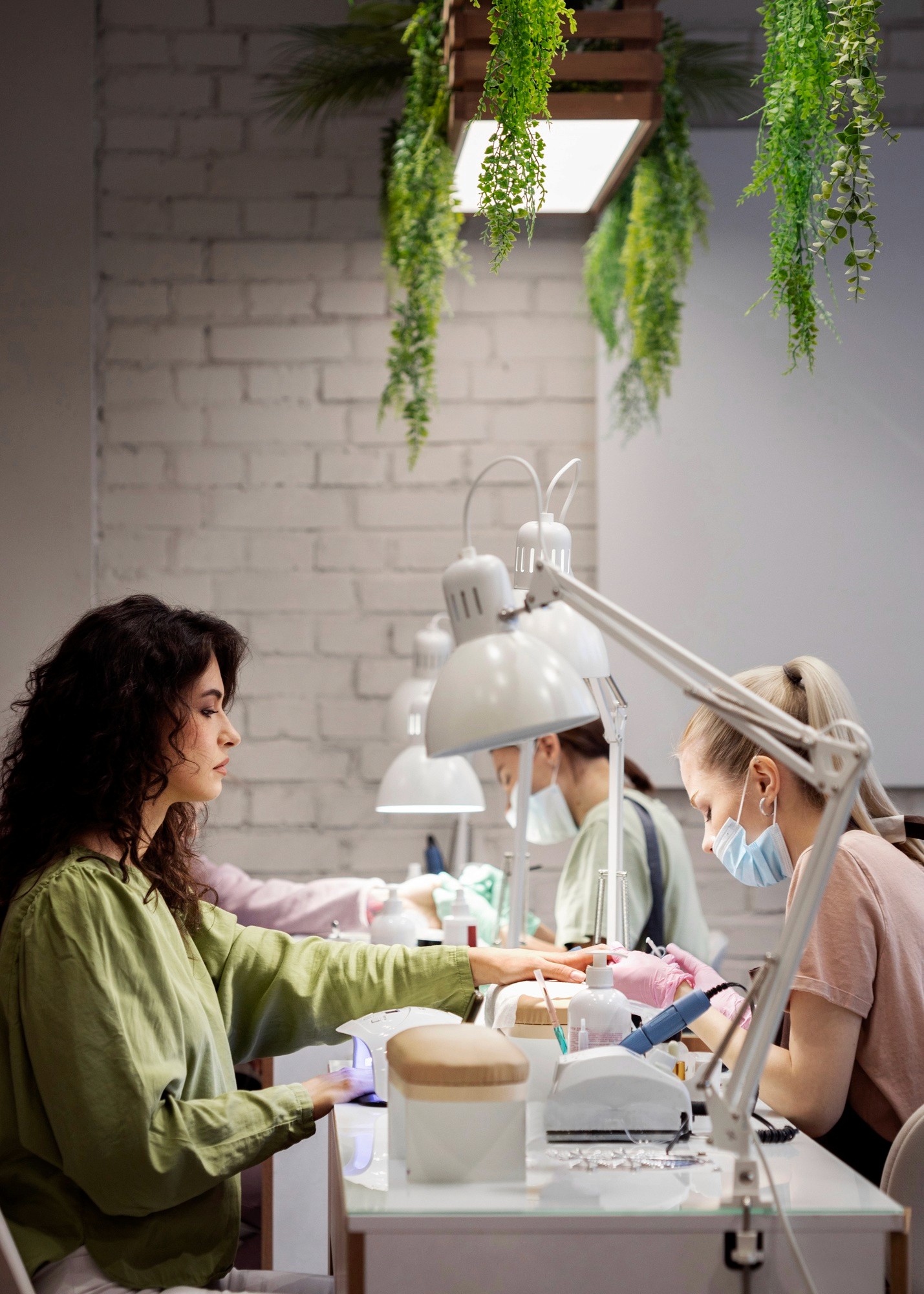 Optimale Sitzposition bei der Maniküre: Ermüdung und Fehler vermeiden