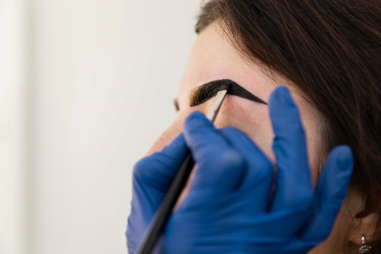 Warum sich Augenbrauenfarbe unterschiedlich absetzt: Einfluss von Haut und Haarstruktur