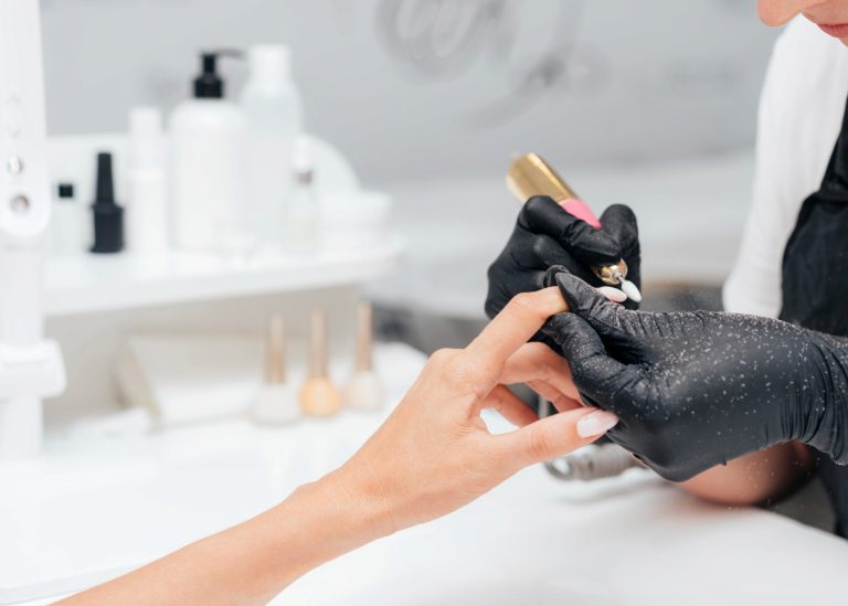 Apparativer Maniküre: Theorie und Technik – MONLIS Schule München