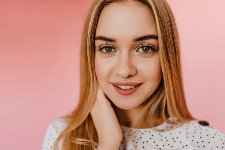 Typen natürlicher Wimpern: gerade, gebogen, fein und kräftig