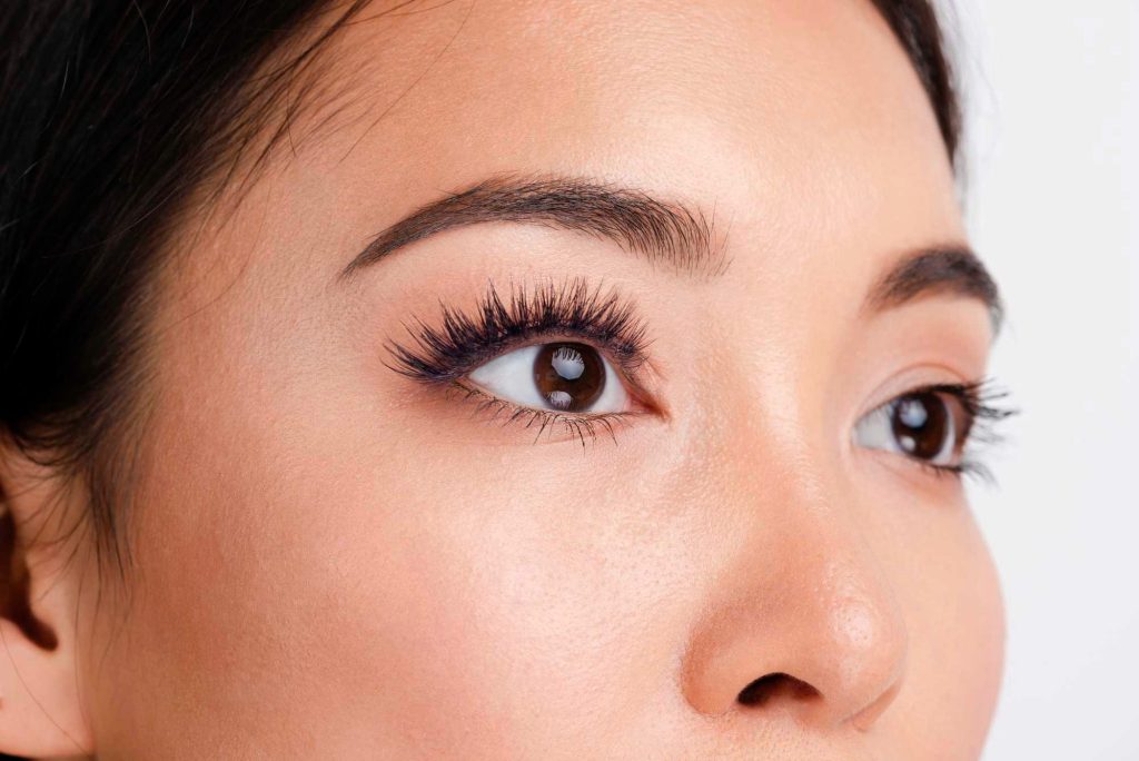 Asiatischer Wimperntyp: worauf man bei der Curl-Wahl achten sollte
