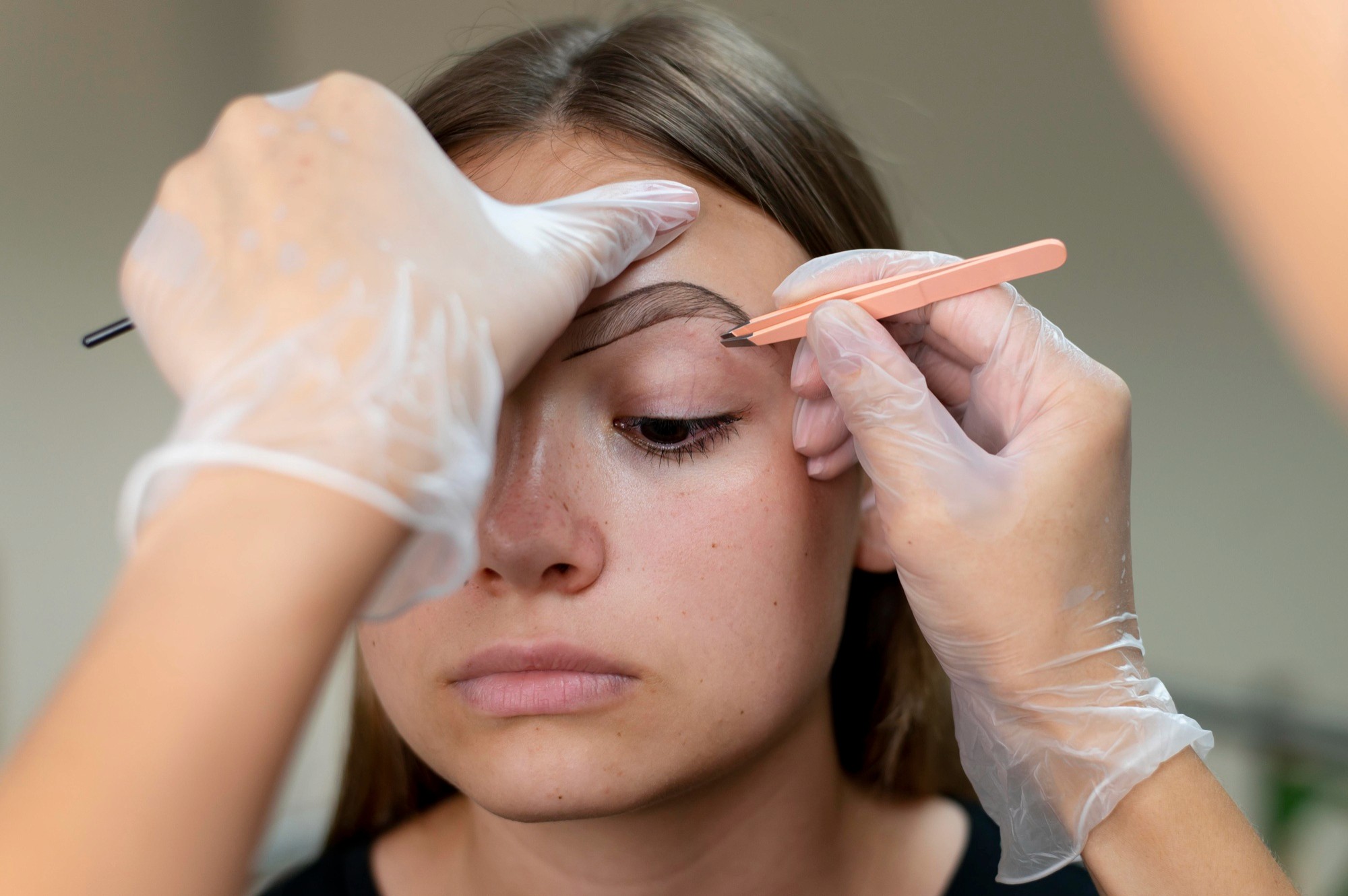 Hygieneregeln bei der Arbeit mit Pinzette und Wachs – MONLIS Schule München
