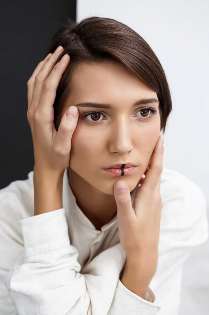 Gerade Augenbrauen: Besonderheiten in der Brow-Architektur – MONLIS Schule