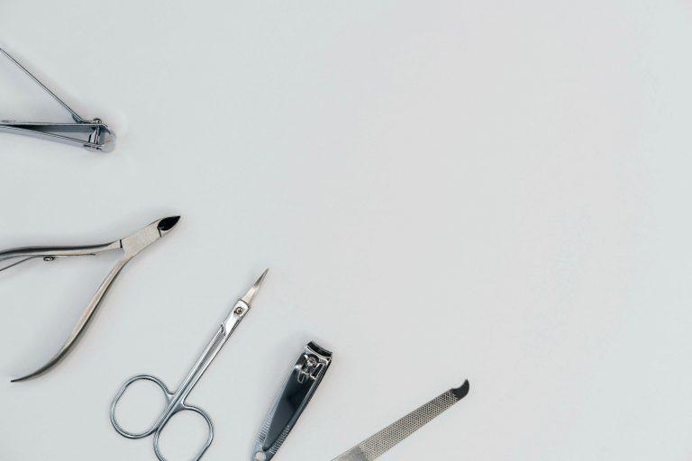 Edelstahl als Standard für Maniküre-Instrumente – MONLIS Schule