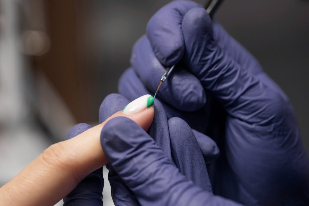 Warum Tape-Designs im Nageldesign für Kund*innen so vorteilhaft sind