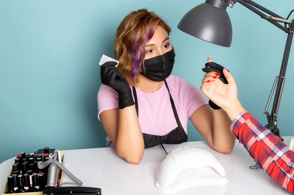 Wie lange hält ein Tape-Nageldesign? Profi-Techniken der MONLIS Schule