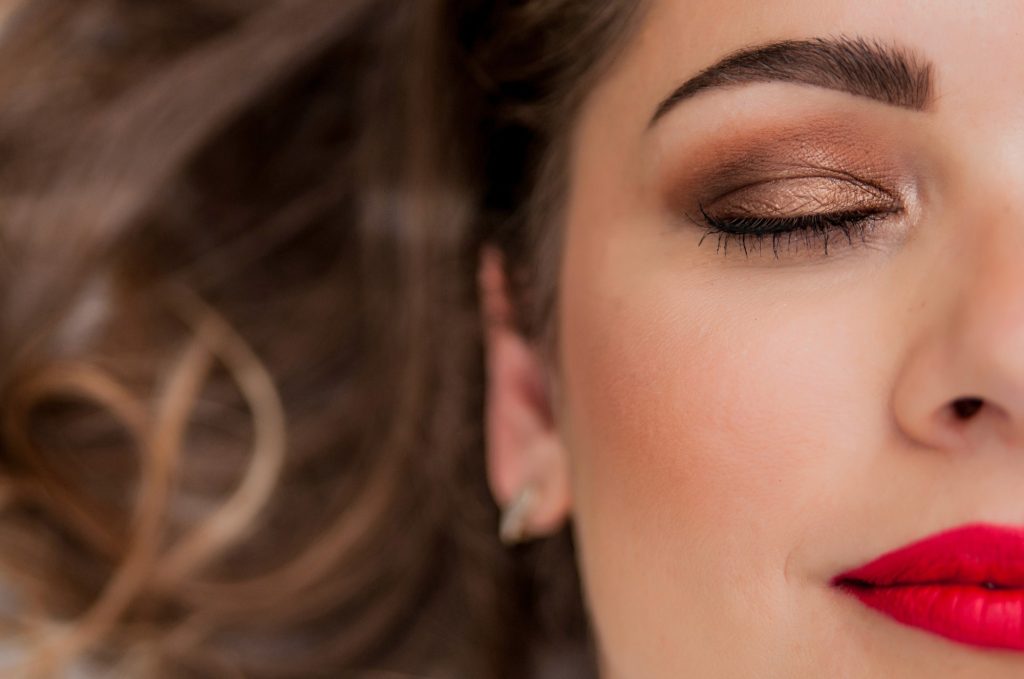 Anatomie der Wimpern: Linien-, Büschel- und Schachbrett-Anordnung