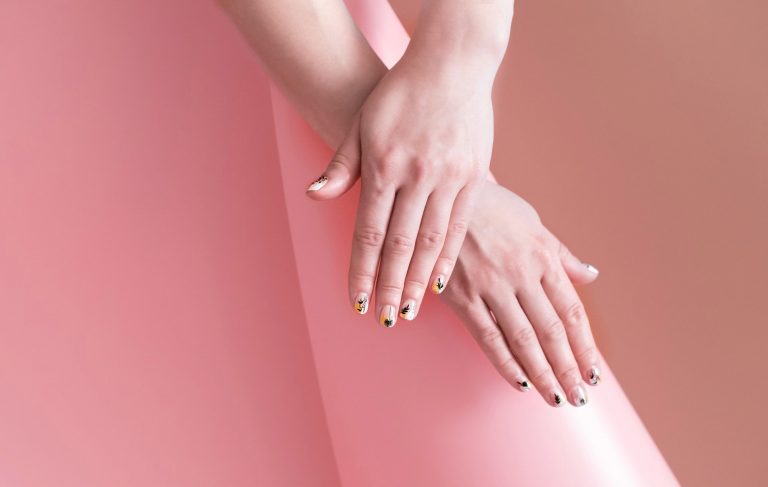 Techniken zur Fixierung geometrischer Nageldesigns